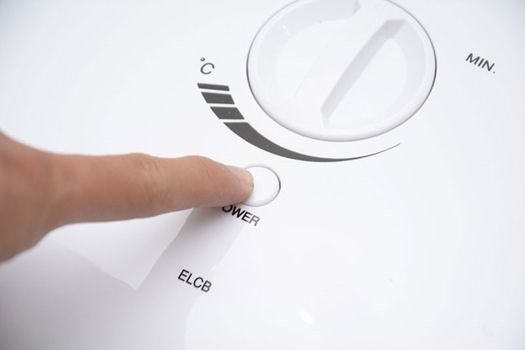 Máy nước nóng trực tiếp Ferroli Slim Divo SSN 4500W - Hàng Chính Hãng