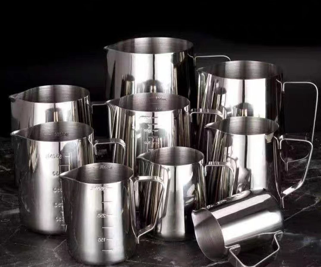 Ca đánh sữa pha chế đồ uống dành cho nhà hàng khách sạn quán bar  - ca inox 304 đánh sữa có quai, chia vạch CNC dõ nét chính sác dành cho cà phê Cappuccino/Latte