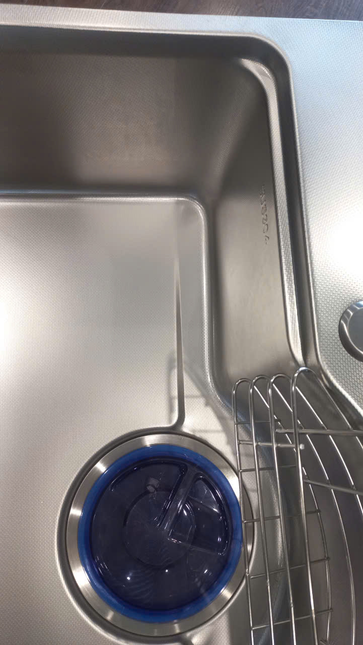 Chậu rửa bát inox304 bán nguyệt ĐÚC dày 5li chống xước 7546 Valenza kiểu dáng Hàn Quốc kèm khay inox, rổ lỗ, bộ xả 18cm-Hàng chính hãng
