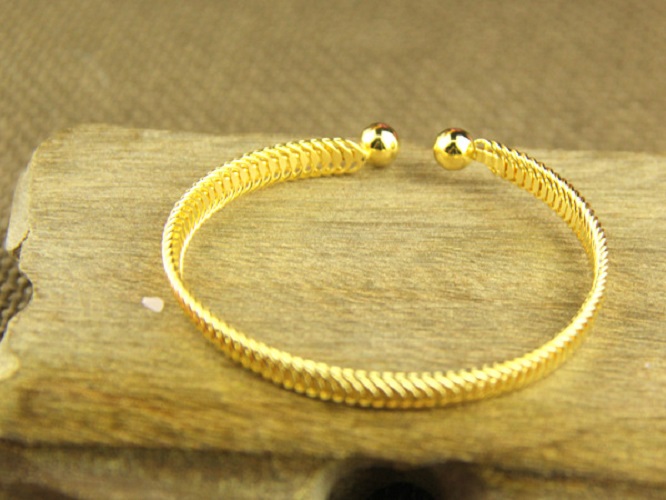 Lắc Tay Nữ, Trẻ em, Hợp Kim Titan Mạ Vàng 18K, không phai màu, Không đen, Bản Rộng 3,5li, Dày 1li, Thời Trang, duyên dáng, sang trọng.