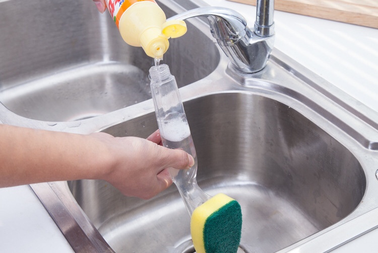 Cây rửa chén kèm bình đựng xà bông để rửa chén (giao màu ngẫu nhiên) - 27 x 10 x 9 cm