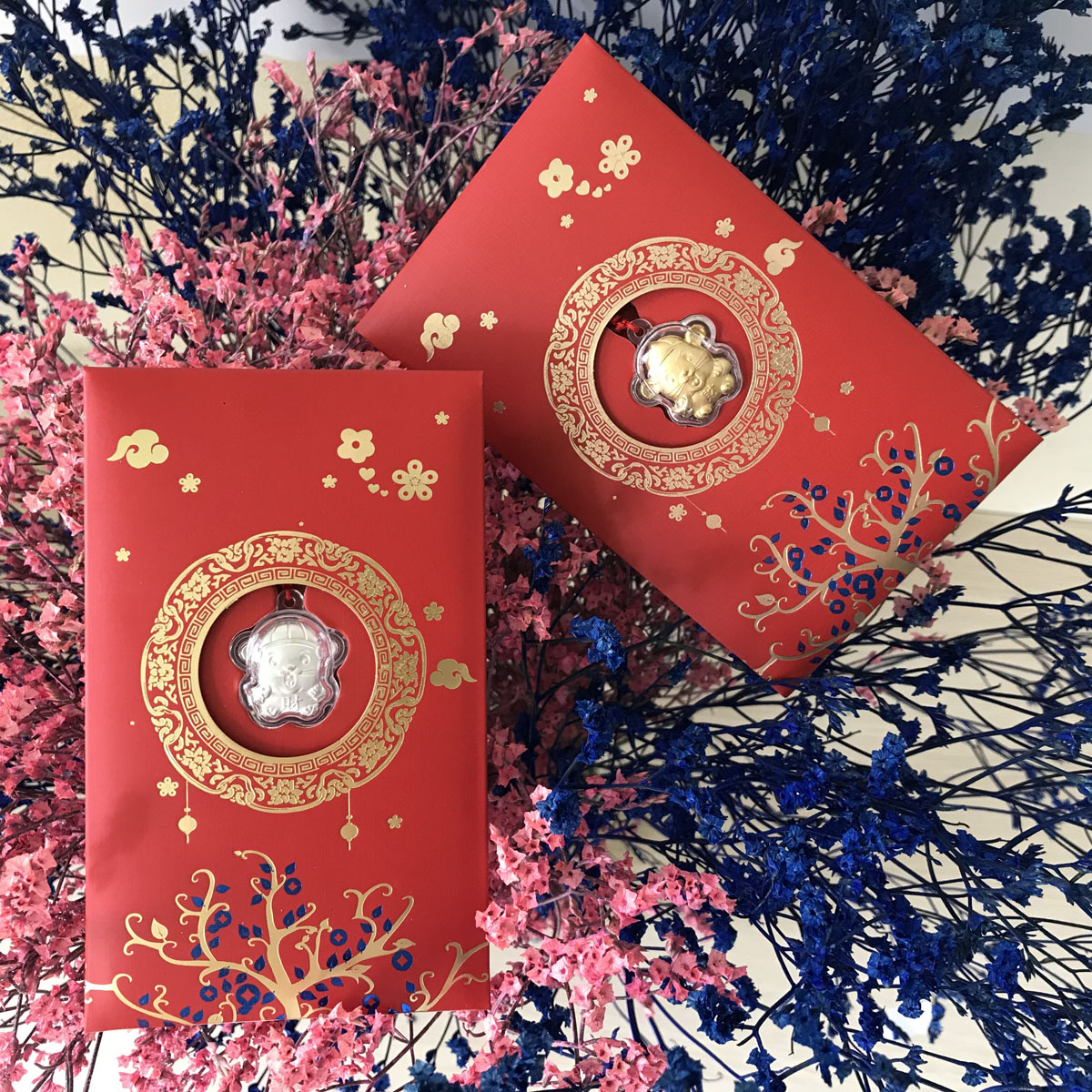 CẶP BAO LÌ XÌ ĐỎ ĐÍNH KÈM DÂY CHUYỀN HÌNH CON CHUỘT VÀNG / BẠC - QUÀ TẶNG LÌ XÌ ĐỘC ĐÁO TẾT 2020