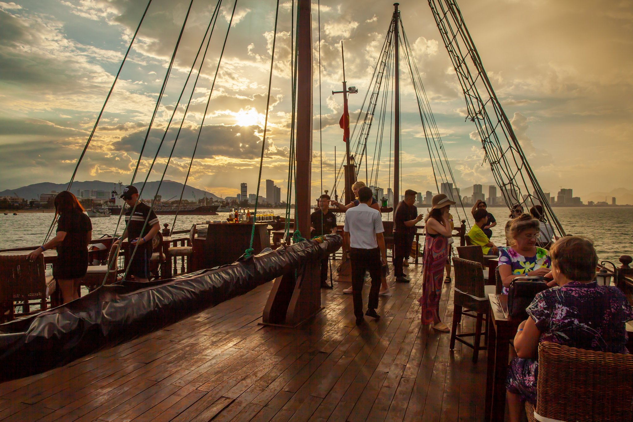 Thưởng thức bữa tối và ngắm nhìn vẻ đẹp của vịnh Nha Trang trong ánh hoàng hôn