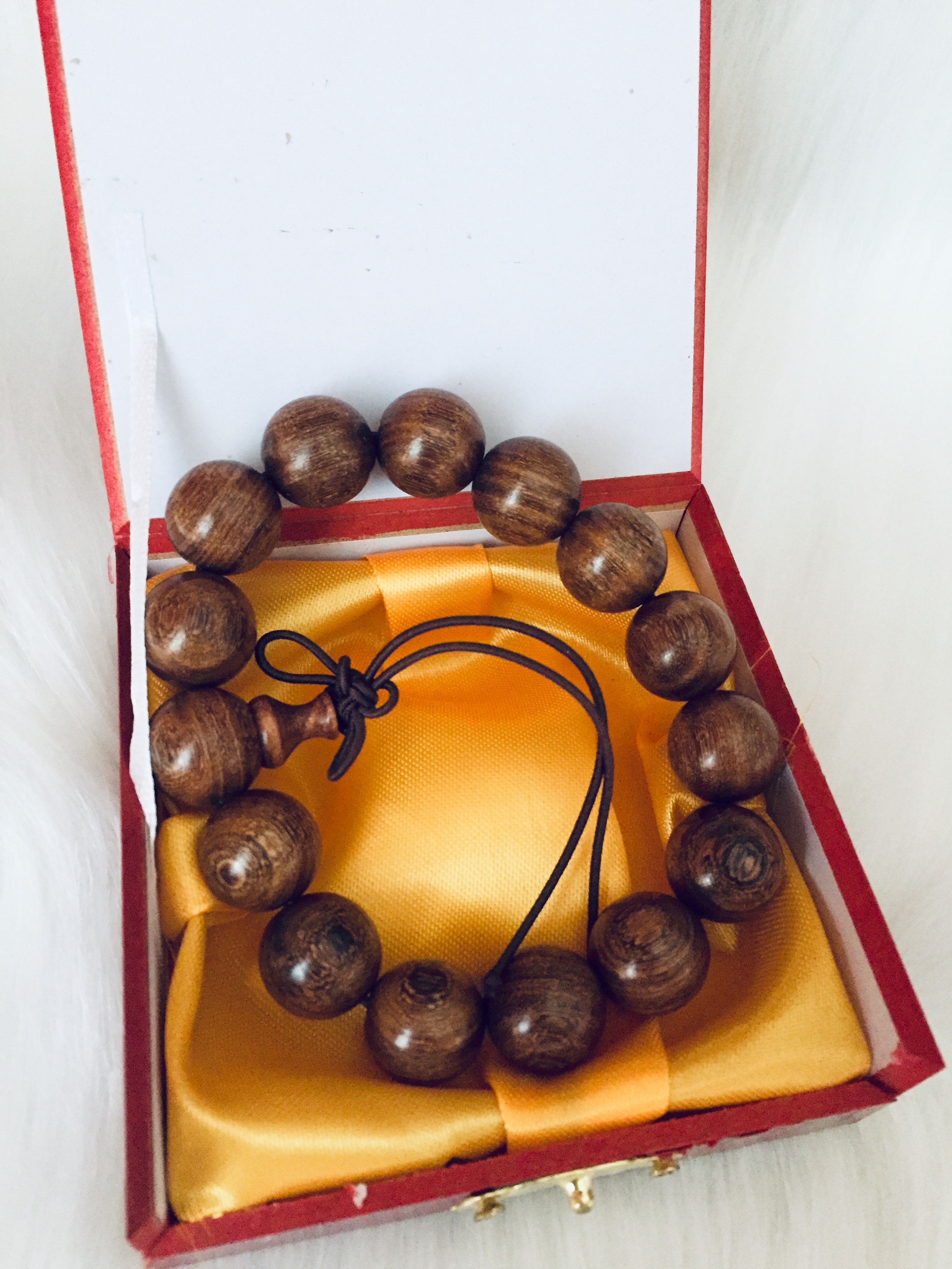 Bộ Vòng đeo tay phong Thủy Gỗ Đàn Hương Lụa Vàng Tự Nhiên Ấn Độ, Kèm Hộp đựng lót nhung nỉ