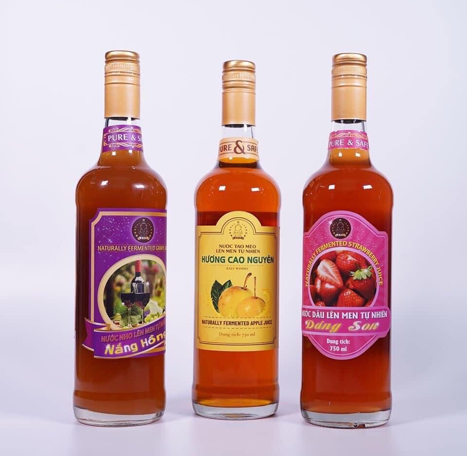 Ngoài nước nho Nắng Hồng còn có nước táo mèo Hương Cao Nguyên, nước dâu tây Dáng Son, nước bưởi Hương Xuân và nước kiwi Sương Mai