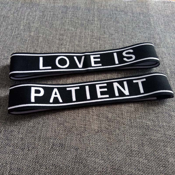 Băng Đô Thể Thao Chữ Love Is Patient (Màu Đen)