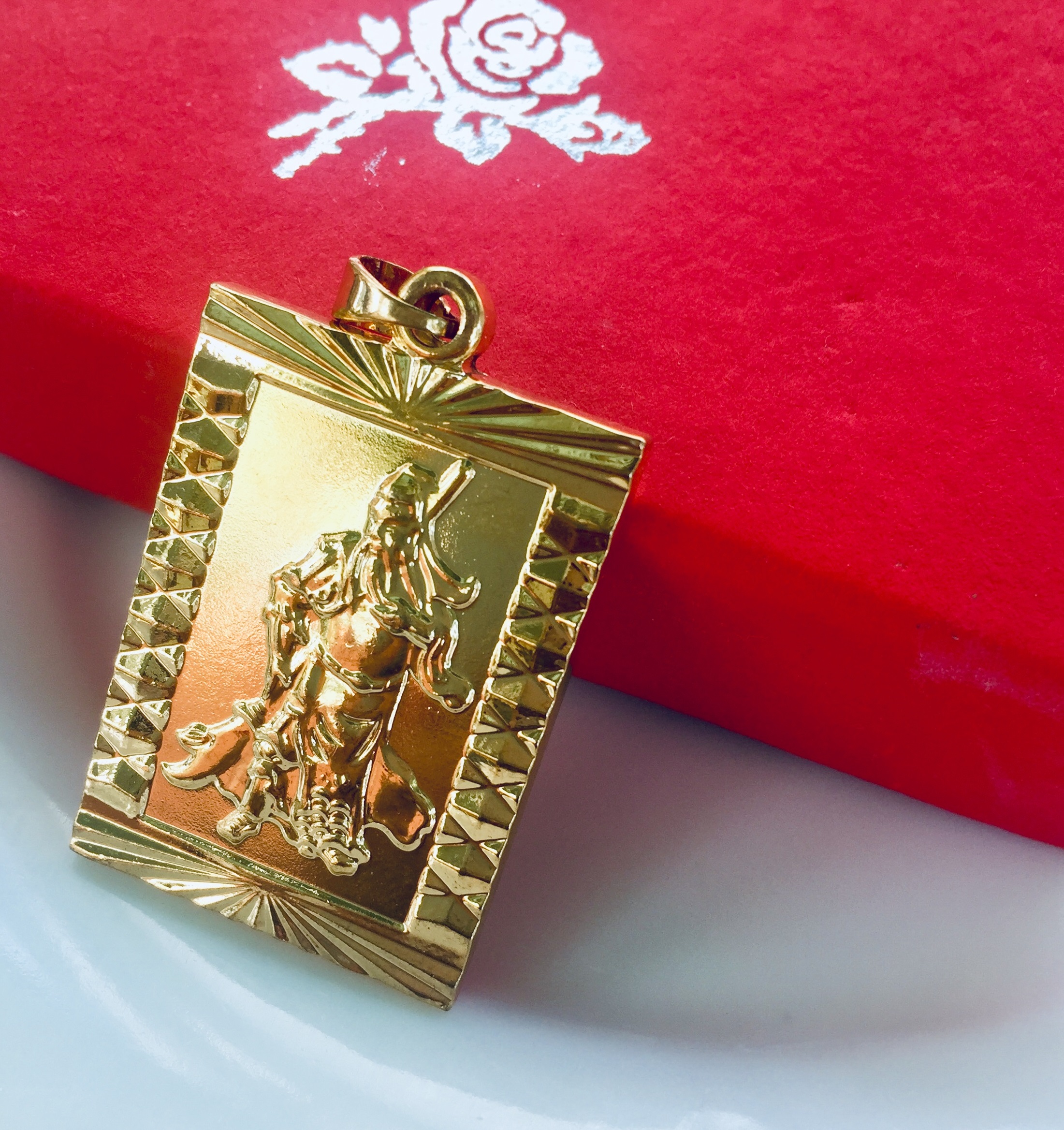 Set Mặt Dây Chuyền Mạ Vàng 18K Đúc Hình Quan Công, Kèm dây đeo da và hộp đựng trang sức.