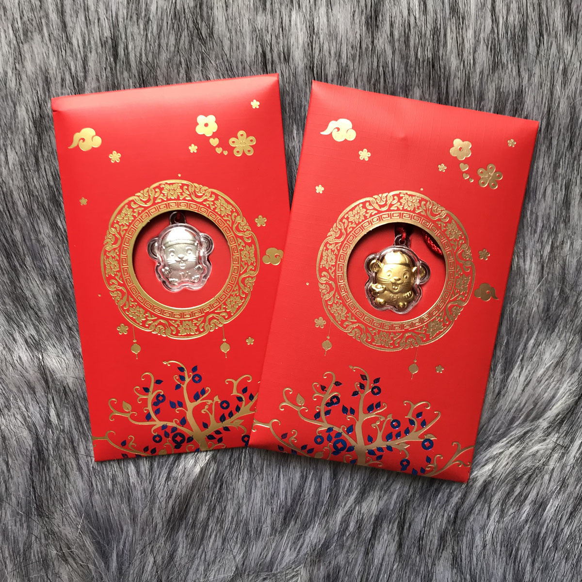 CẶP BAO LÌ XÌ ĐỎ ĐÍNH KÈM DÂY CHUYỀN HÌNH CON CHUỘT MÀU VÀNG / BẠC - QUÀ TẶNG LÌ XÌ ĐỘC ĐÁO TẾT 2020