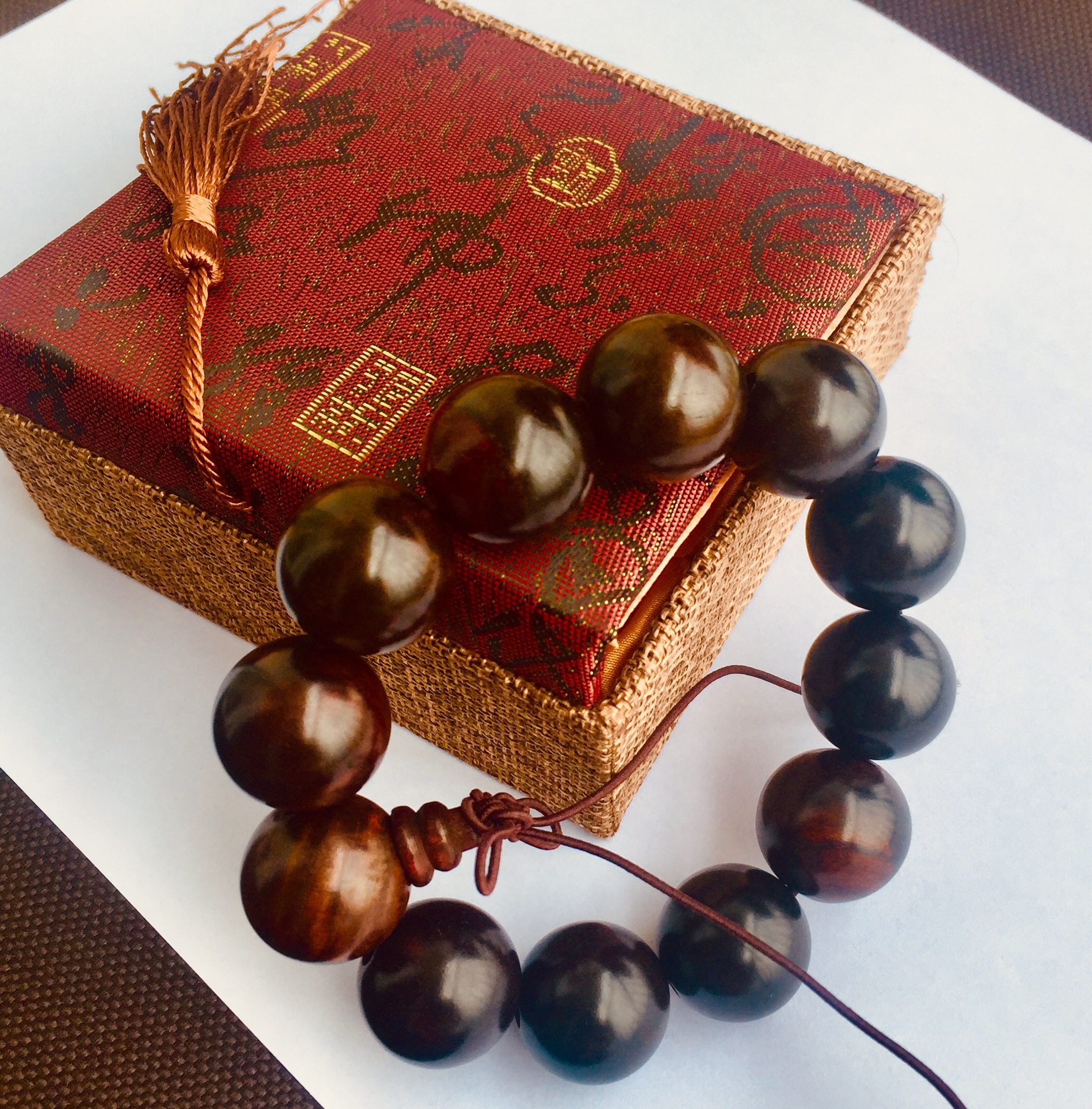 Set Vòng đeo tay Gỗ Sưa đỏ tự nhiên, kèm hộp đựng lót lụa