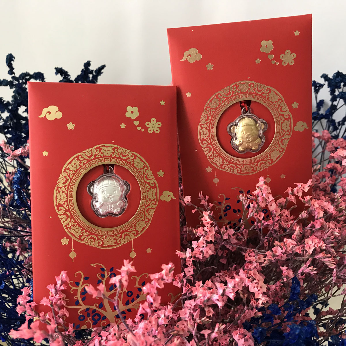 CẶP BAO LÌ XÌ ĐỎ ĐÍNH KÈM DÂY CHUYỀN HÌNH CON CHUỘT MÀU VÀNG / BẠC - QUÀ TẶNG LÌ XÌ ĐỘC ĐÁO TẾT 2020