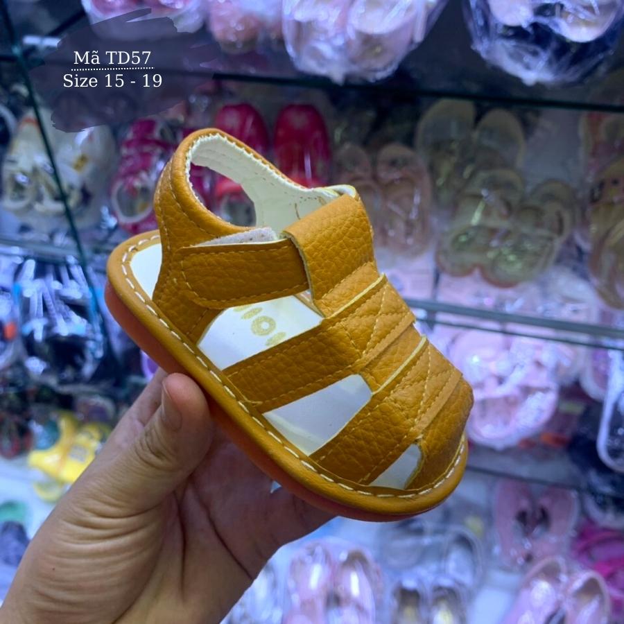 Dép sandal tập đi bé trai bé gái 0 - 18 tháng màu nâu da bò quai dán da mềm đế cao su chống trơn trượt có còi tiếng kêu chíp chíp thời trang cho trẻ em TD57