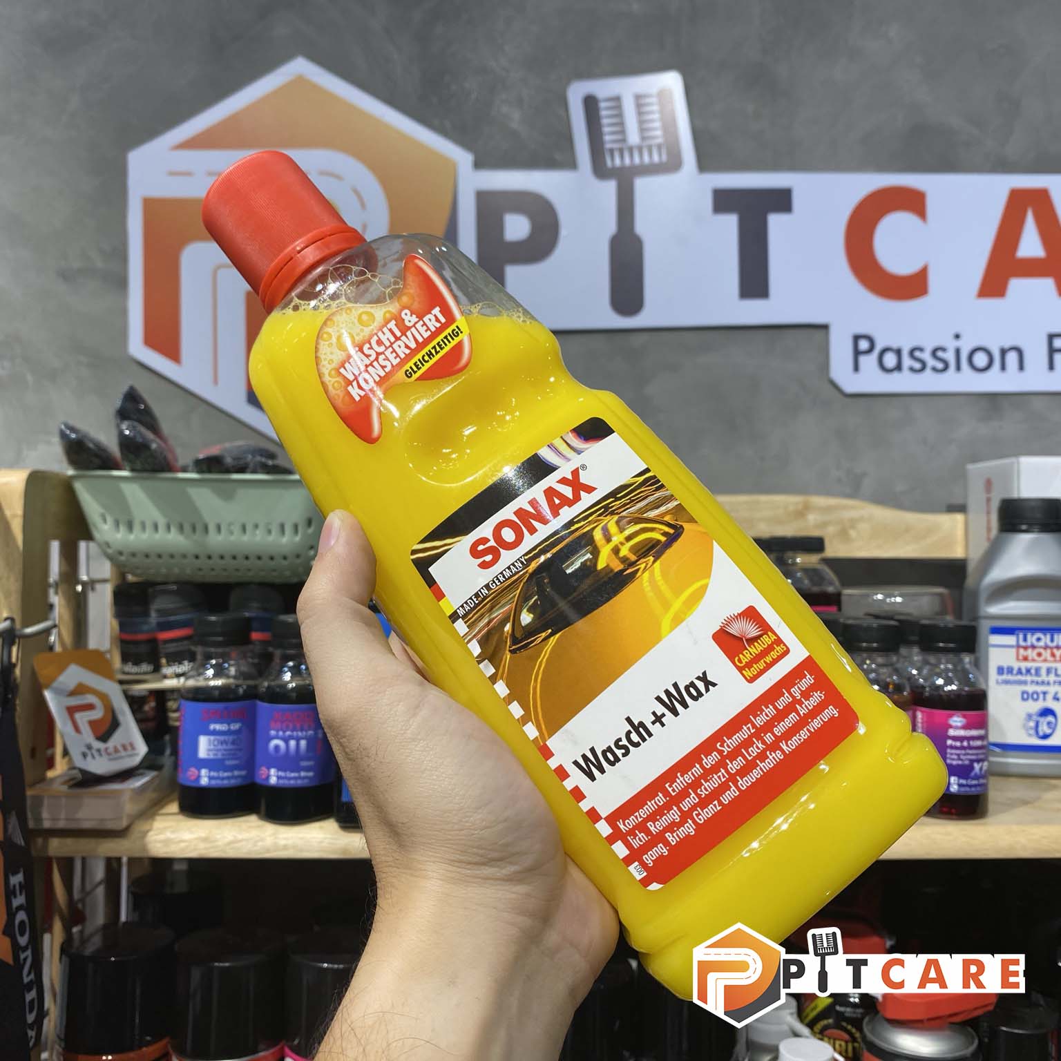 Nước rửa xe và wax bóng sơn kết hợp Sonax Wash & Wax 313341 1000ml