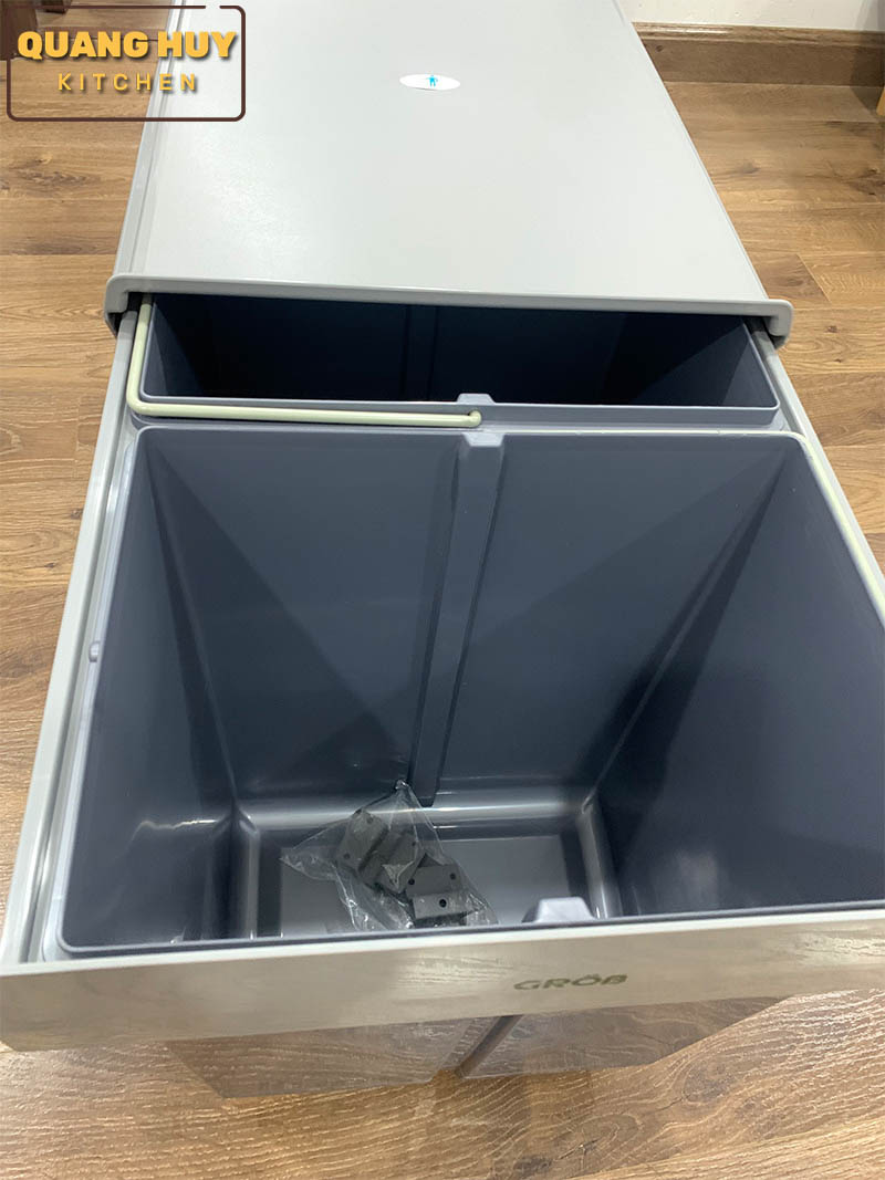 thung-rac-doi-gan-canh-am-tu-bep