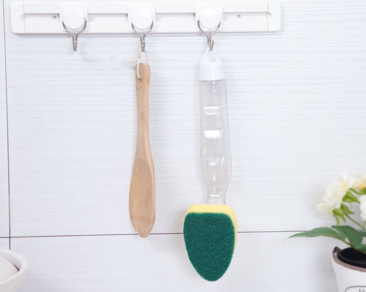 Bộ sản phẩm rửa chén: 1 cây rửa chén kèm bình đựng xà bông để rửa chén (27 x 10 x 9cm) và 1 móc dán tường chịu lực tốt