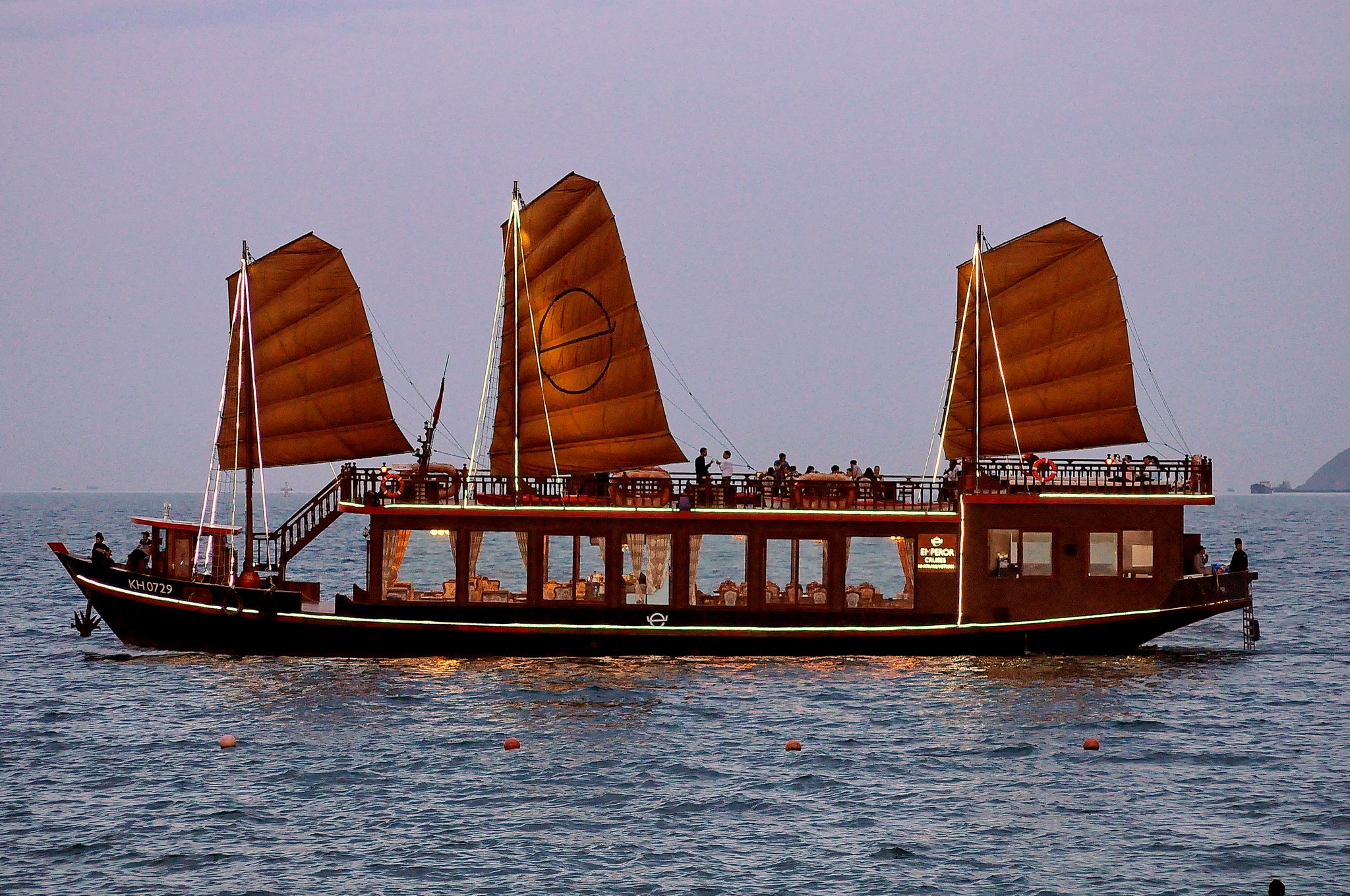 Du thuyền Emperor thơ mộng trên Vịnh Nha trang