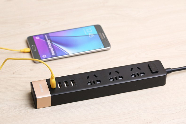 Ổ Điện Remax 3 Ổ Cắm Đa Năng - 4 Cổng USB