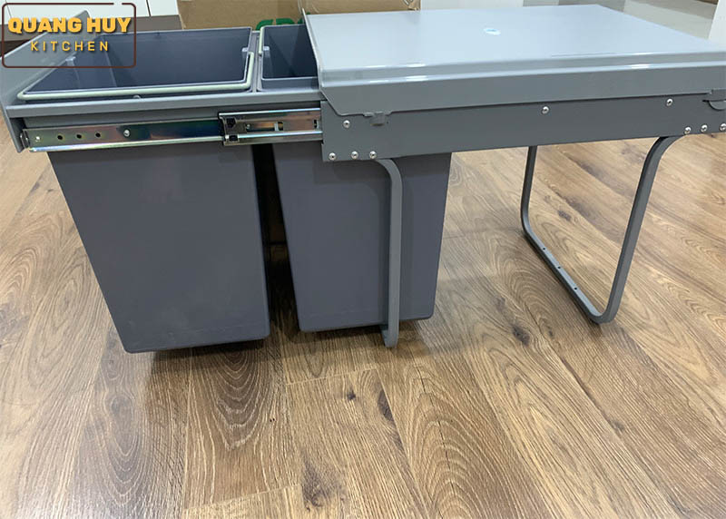 thung-rac-doi-gan-canh-am-tu-bep