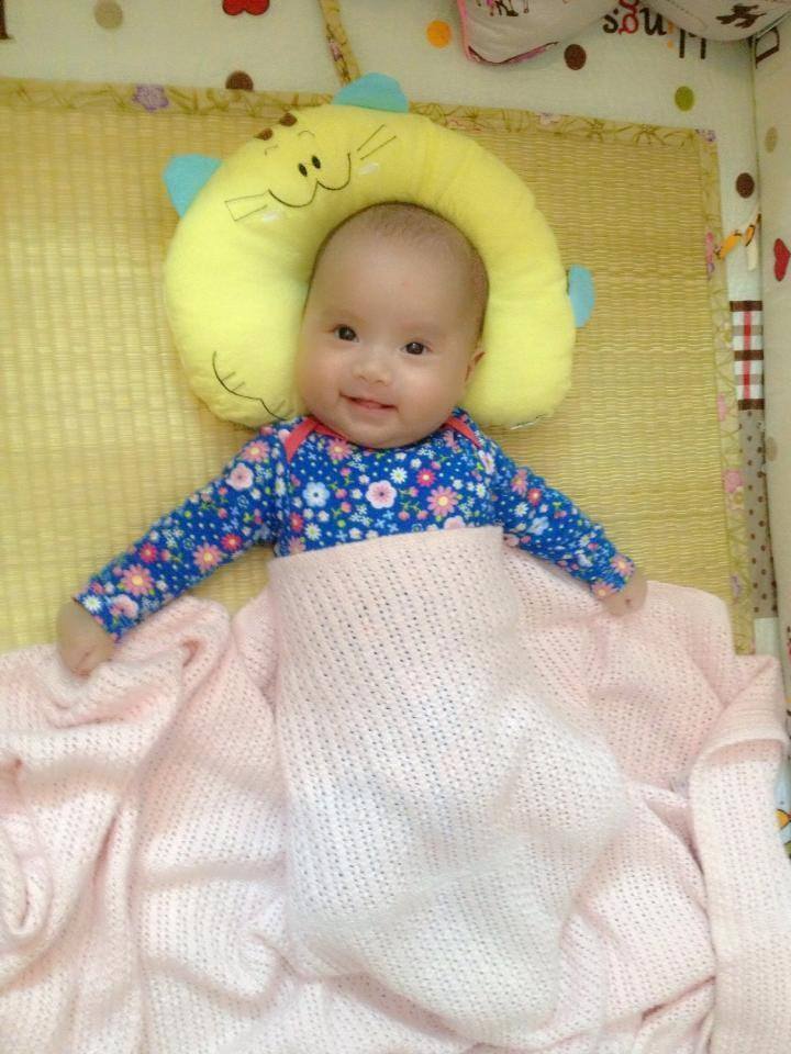 Bé nằm chiếu cói Tatami