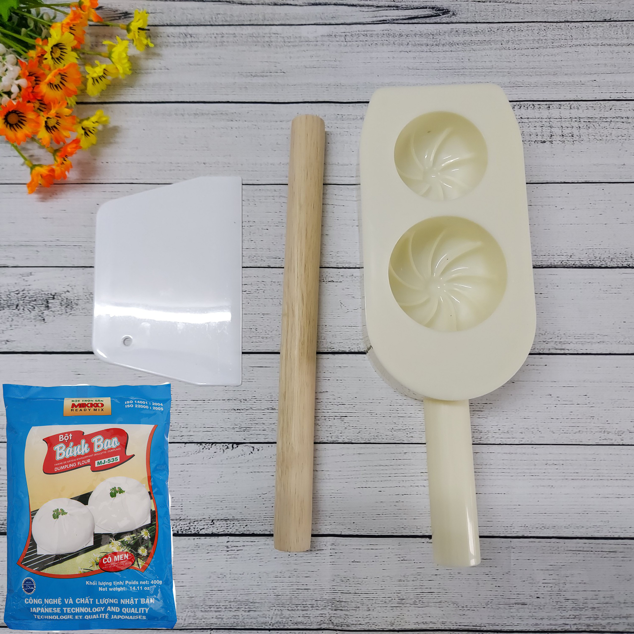 01 chia bột, 01 cây cán bột, 01 khuôn 2 bánh, 1 gói bột bánh bao trộn sẵn