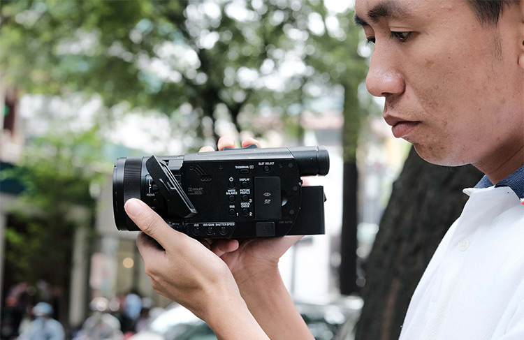 Máy Quay Phim Sony 4K HDR FDR-AX700 - Hàng Nhập Khẩu