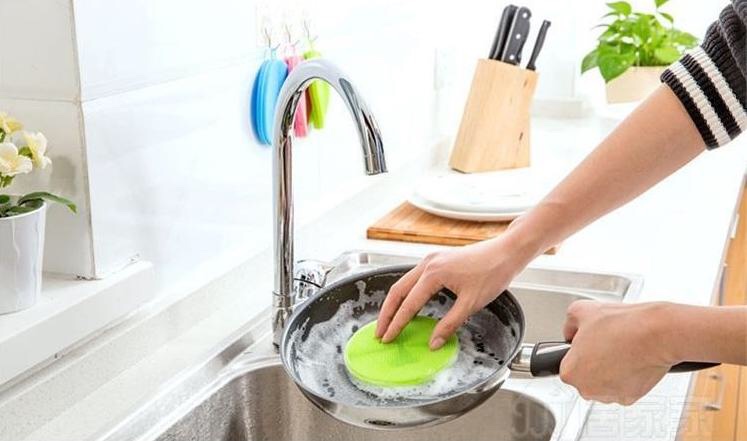 Combo 2 miếng rửa chén silicon đa năng (giao màu ngẫu nhiên) + dưỡng da tay giúp mềm mượt tay (100ml)