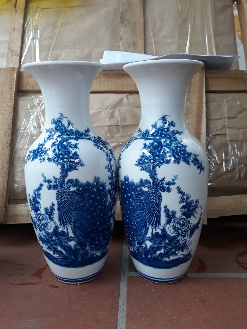 Cặp Lộc Bình, lọ hoa sứ bát tràng cao 38 cm ( cá chép, tùng hạc, chim công,  tùng và hoa mẫu đơn),  (giao ngẫu nhiên)