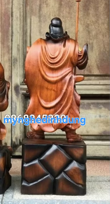 Tượng quan công cầm đao trấn ải bằng gỗ hương đa tô làm mầu giả cổ kt cao 60×25×15cm