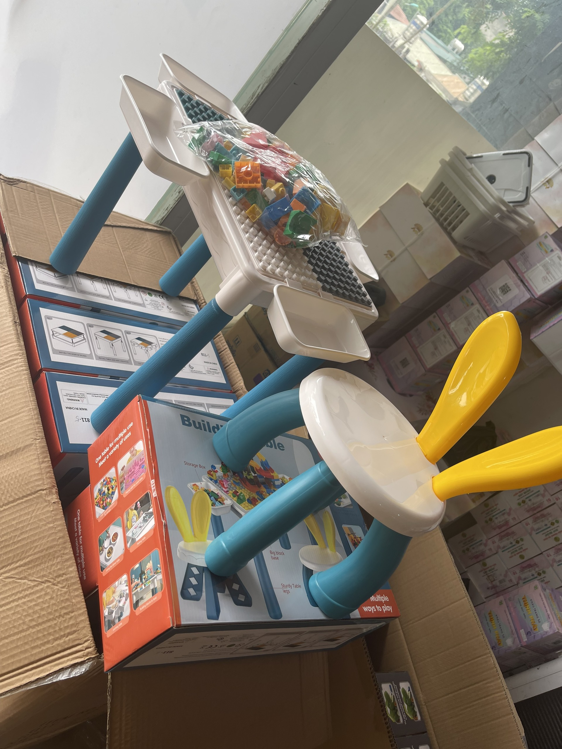 Trọn bộ đồ chơi lắp ghép sáng tạo cho bé trai và bé gái có kèm bàn và ghế ngồi, chất liệu nhựa ABS cứng cáp dày dặn - Đồ chơi phát triển trí não cho bé yêu