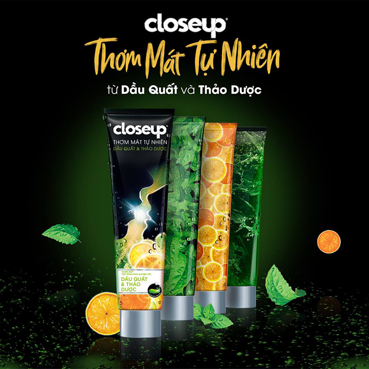Combo 2 Kem Đánh Răng Dạng Gel Sạch Khuẩn Closeup Thơm Mát Tự Nhiên Dầu Quất & Thảo Dược 230G + 02 Bàn Chải Than Bạc Kháng Khuẩn