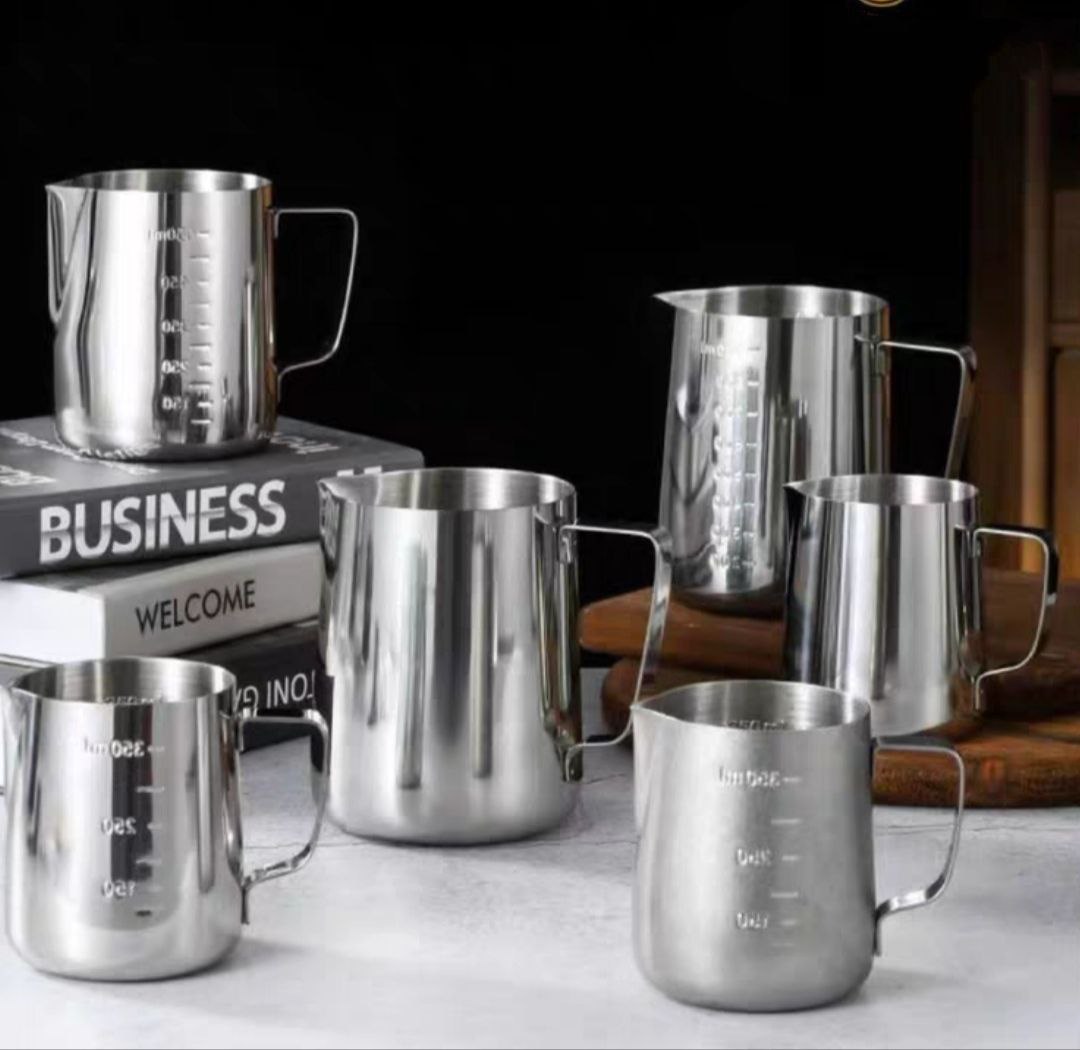 Ca đánh sữa pha chế đồ uống dành cho nhà hàng khách sạn quán bar  - ca inox 304 đánh sữa có quai, chia vạch CNC dõ nét chính sác dành cho cà phê Cappuccino/Latte