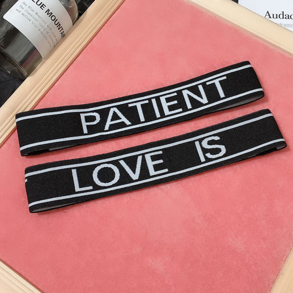 Băng Đô Thể Thao Chữ Love Is Patient (Màu Đen)