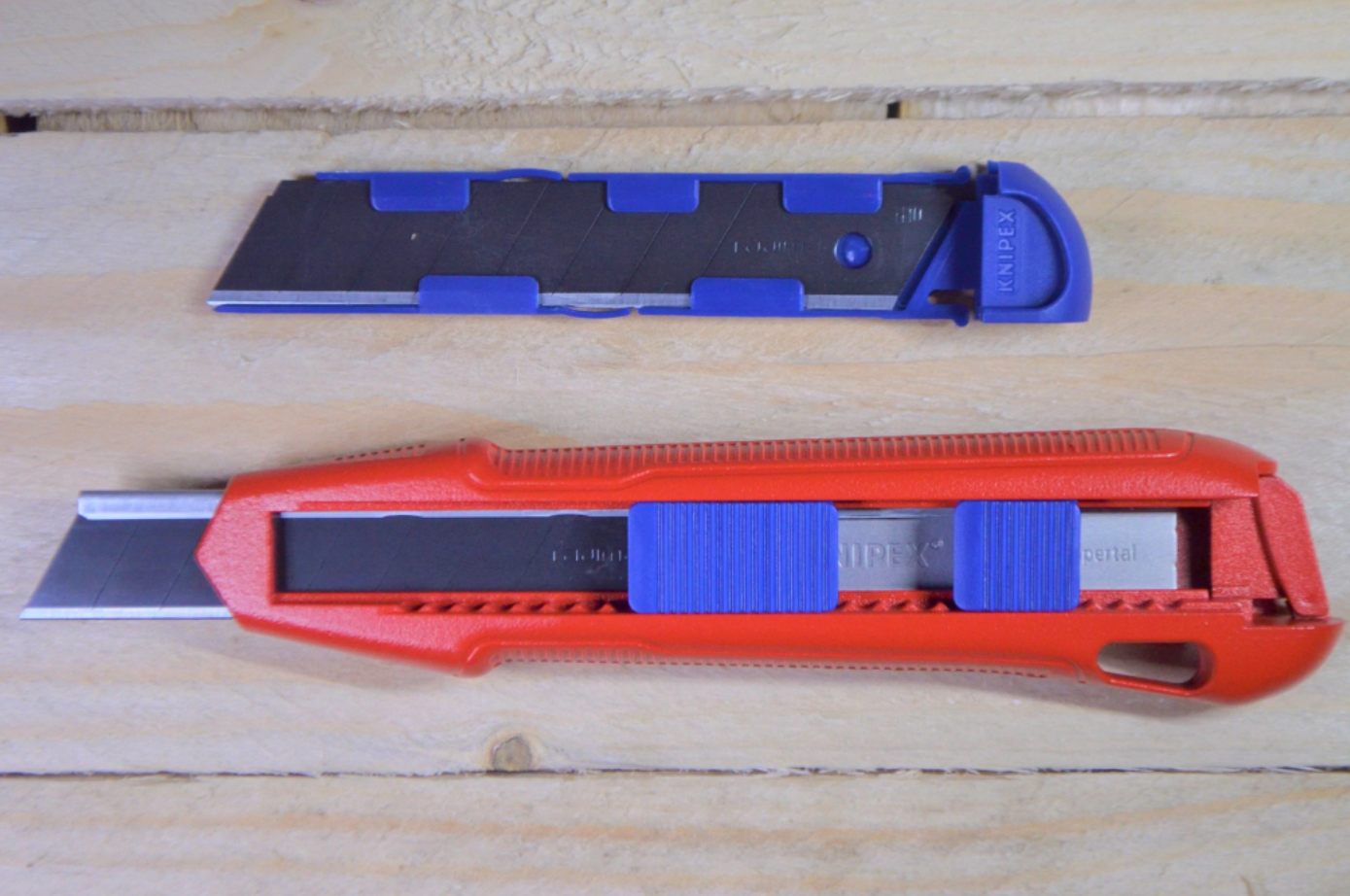 Dao Rọc Knipex CutiX Có Sống Lưng Cứng Cáp 90 10 165 BK