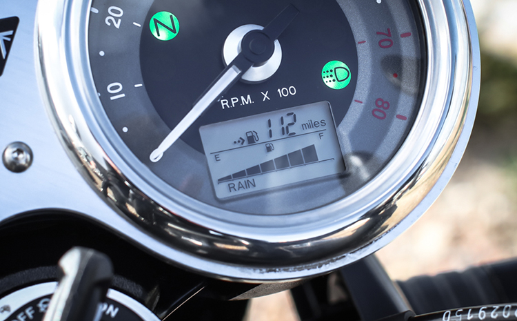 Xe Môtô Triumph Bonneville T120 Xanh Trắng