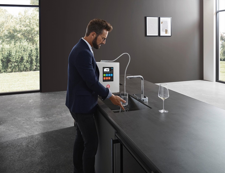 Máy Fuji Smart i9 có vòi kim loại sáng bóng có chiều dài khoảng 65cm và khả năng xoay 360 độ giúp người dùng dễ dàng lấy nước sử dụng