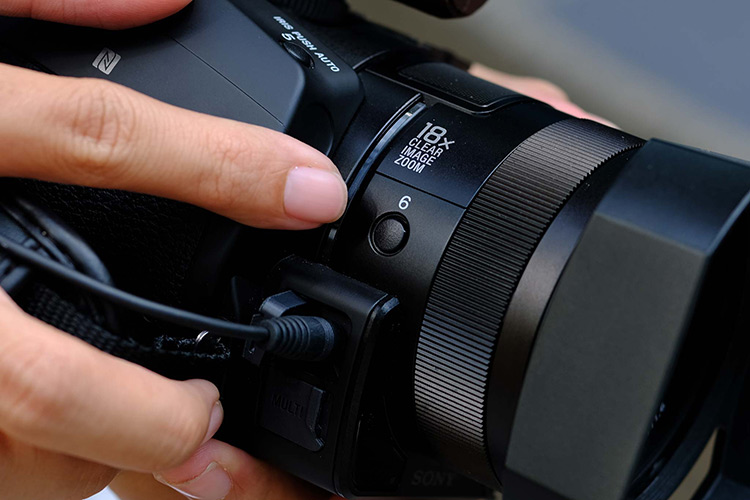 Máy Quay Phim Sony 4K HDR FDR-AX700 - Hàng Nhập Khẩu