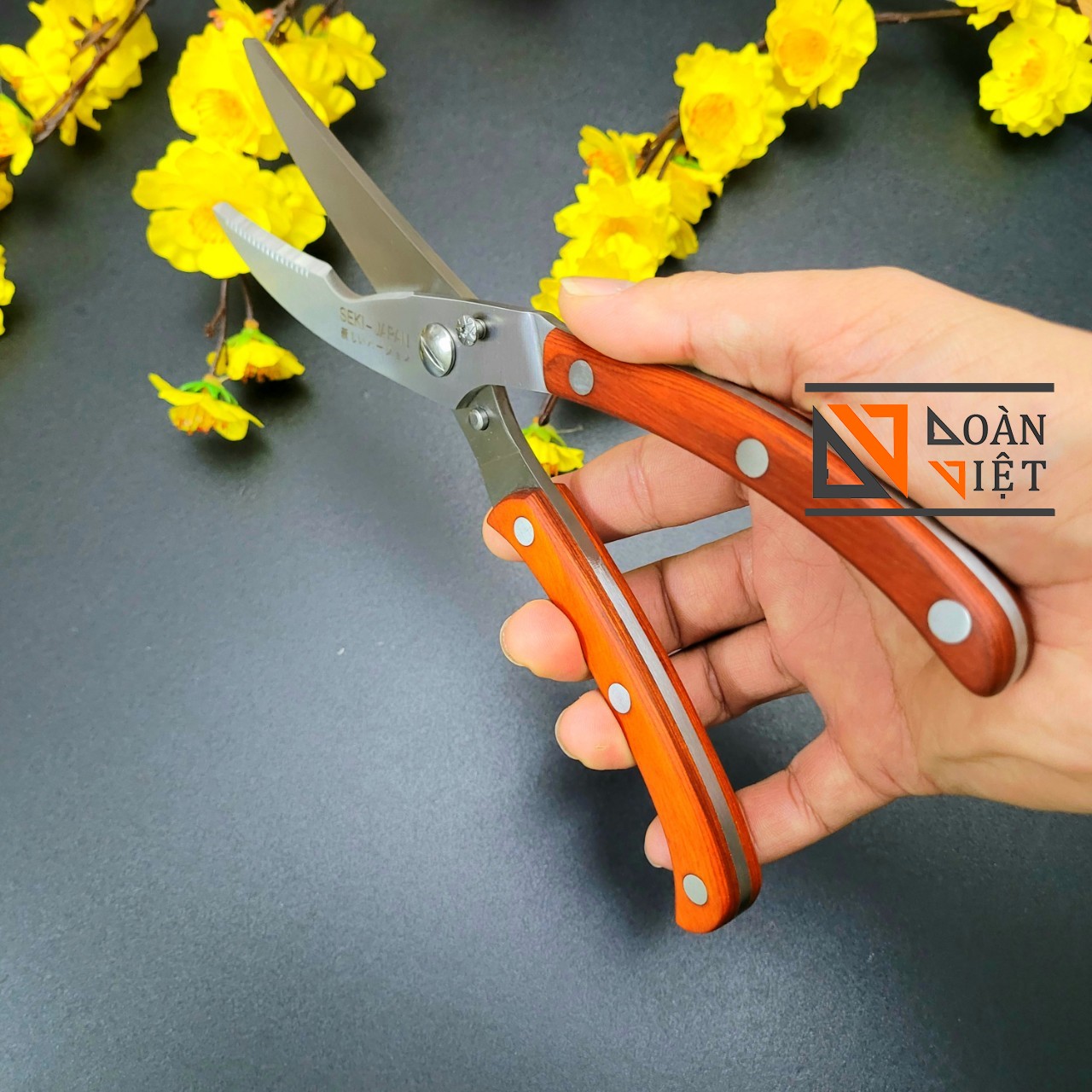 Kéo Cắt Xương Gà Vịt SeKi Nhật Bản, Cán 100% Gỗ Tự Nhiên chống trơn trược, Kéo cắt xương gà vịt chuyên nghiệp. Thép dày có lò xo bật nhảy giúp không mỏi tay