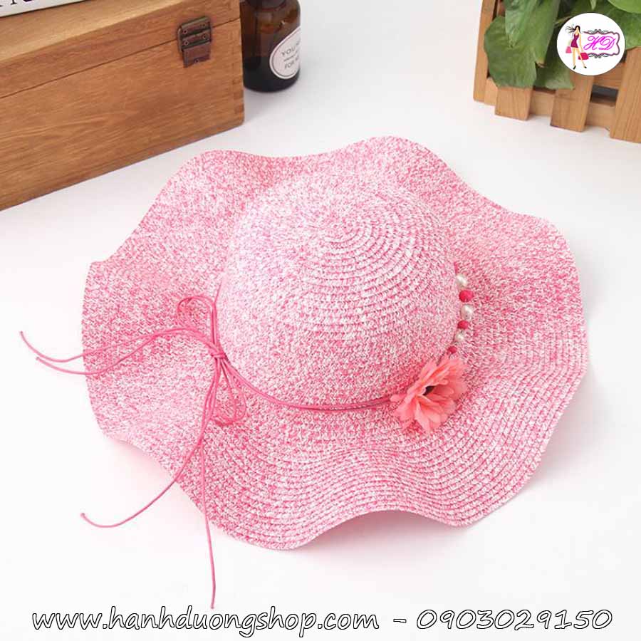 Mũ cói đi biển vành rộng gợn sóng chống nắng tốt gắn nơ hoa kèm chuỗi ngọc thời trang, có dây rút size bên trong - Hạnh Dương