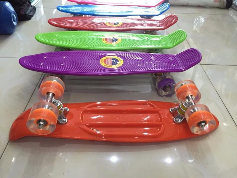 Ván Trượt Skateboard Penny Có Đèn Led Trục Kim Loại To (Giao Màu Ngẫu Nhiên)