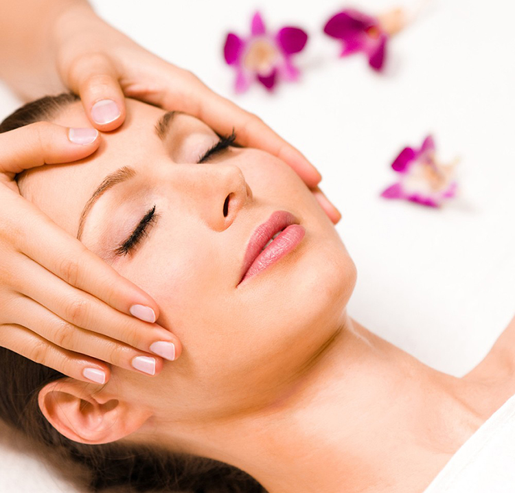 Emilie - Liệu trình Massage đầu vai cổ thư giãn thuần thiên nhiên