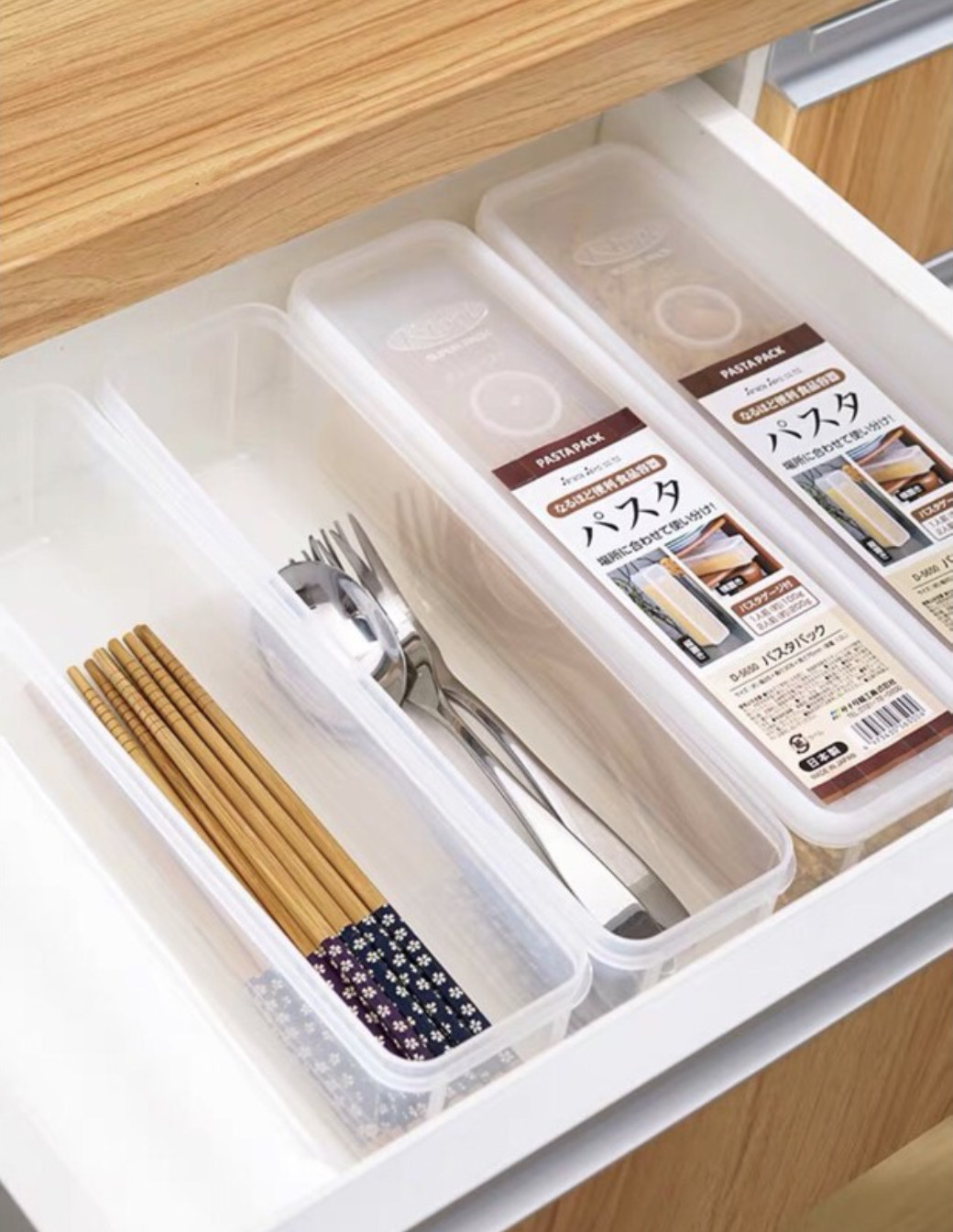 Hộp đựng đũa thìa, mỳ ống cất gọn có nắp đậy Sanada 1.3L hàng Made in Japan