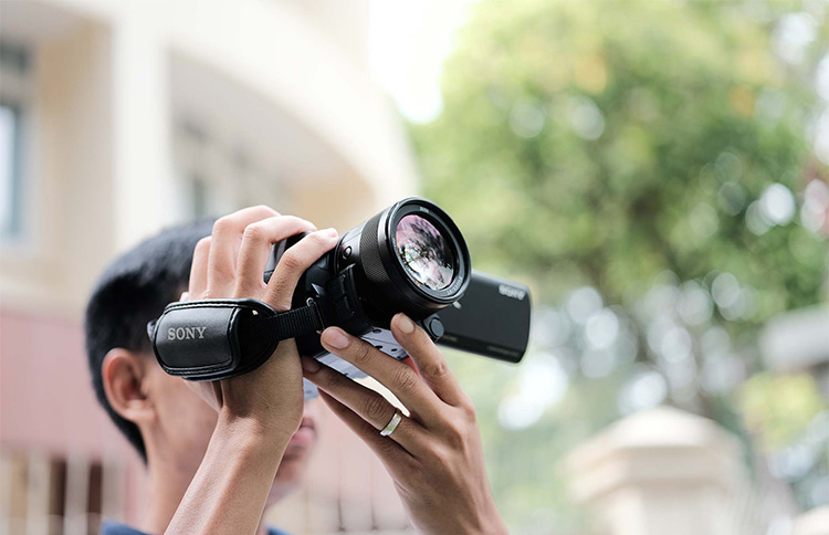 Máy Quay Phim Sony 4K HDR FDR-AX700 - Hàng Nhập Khẩu