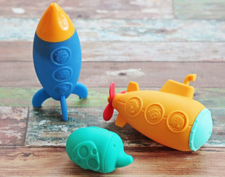 Đồ chơi tắm silicone có báo nhiệt cho bé Marcus & Marcus - Submarine Squirt Đồ chơi tắm silicone có báo nhiệt cho bé Marcus & Marcus - Submarine Squirt