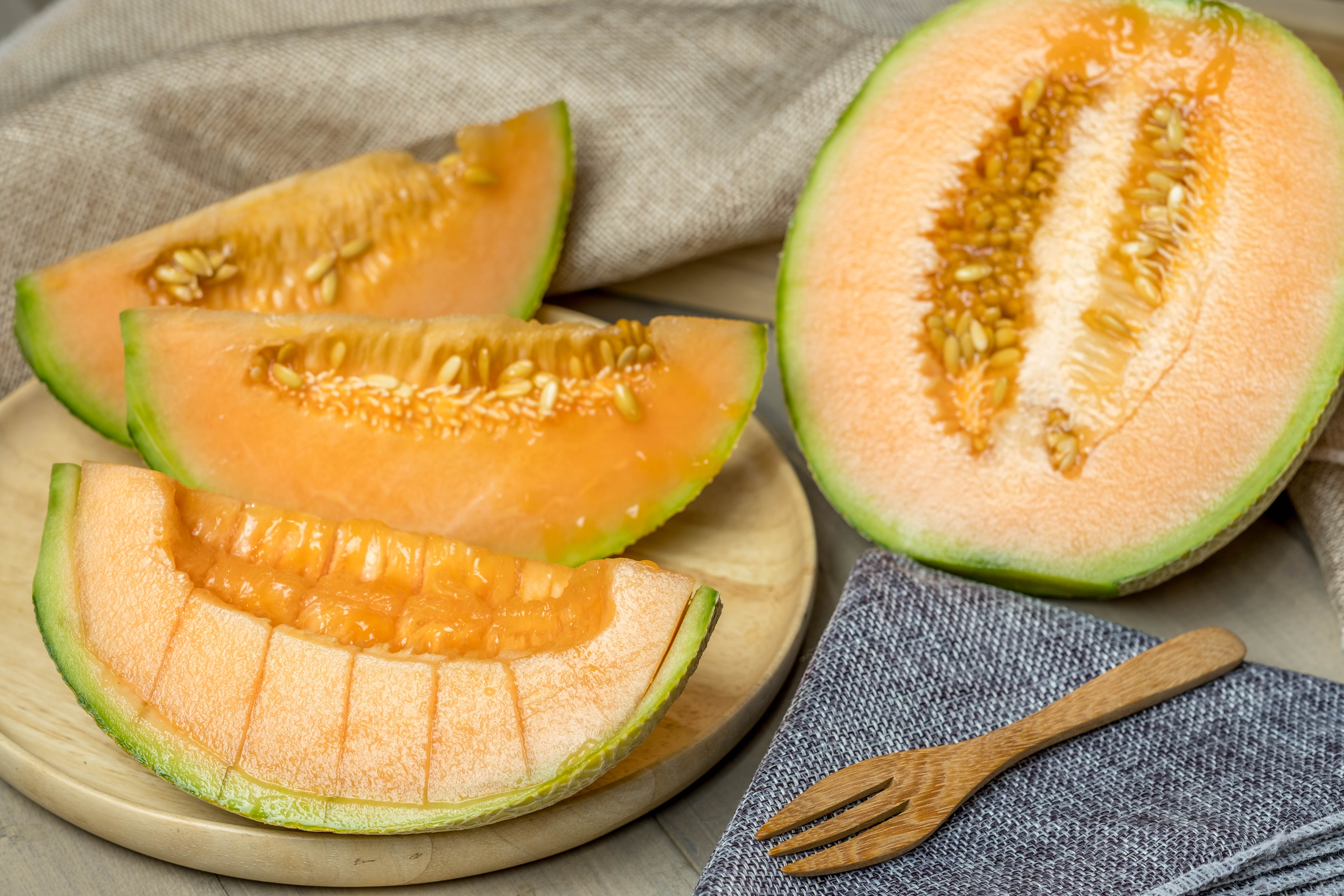 Dưa lưới Kiwami giống Nhật Global Gap (1.5Kg/Trái) - Cơm màu vàng cam đậm, dày và ngọt thịt. Mùi thơm dịu, lưu lại lâu trong miệng.