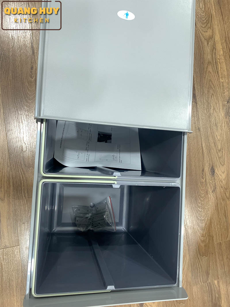 thung-rac-doi-gan-canh-am-tu-bep