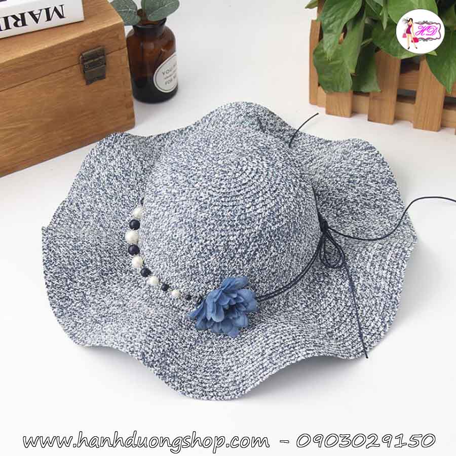 Mũ cói đi biển vành rộng gợn sóng chống nắng tốt gắn nơ hoa kèm chuỗi ngọc thời trang, có dây rút size bên trong - Hạnh Dương