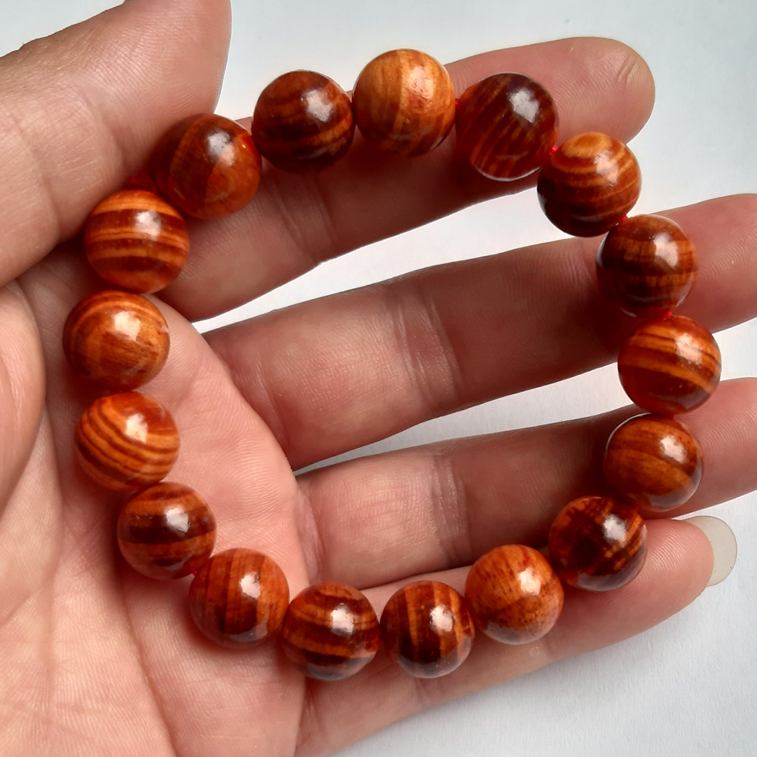VÒNG TAY PHONG THỦY GỖ HUYẾT LONG hấp thu nhiều tinh khí trời đất, thế nên chúng có khả năng hóa giải tà khí, vận rủi mang lại may mắn trong công việc cho người sở hữu và gia đình.