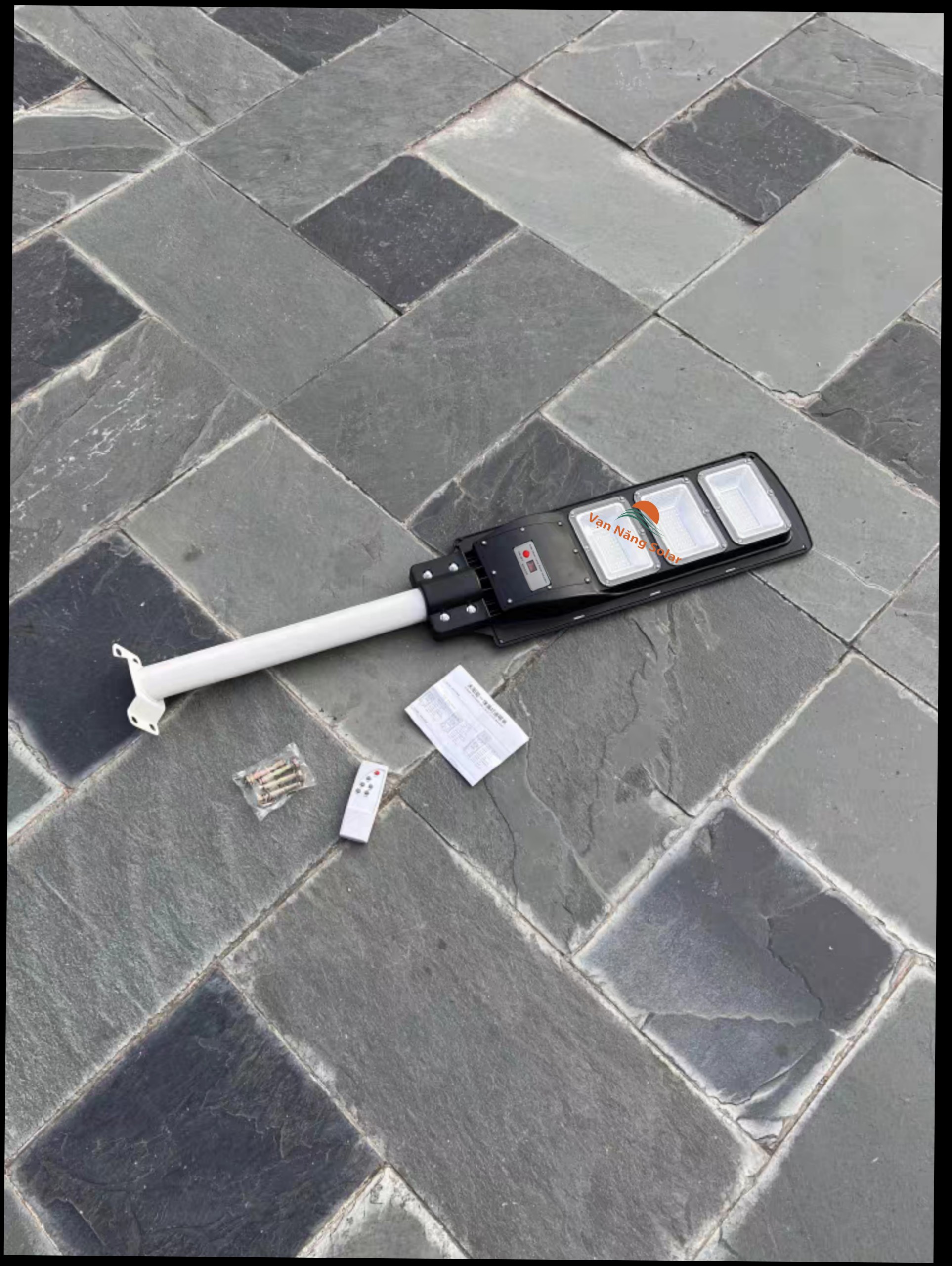 Đèn đường năng lượng mặt trời 90w