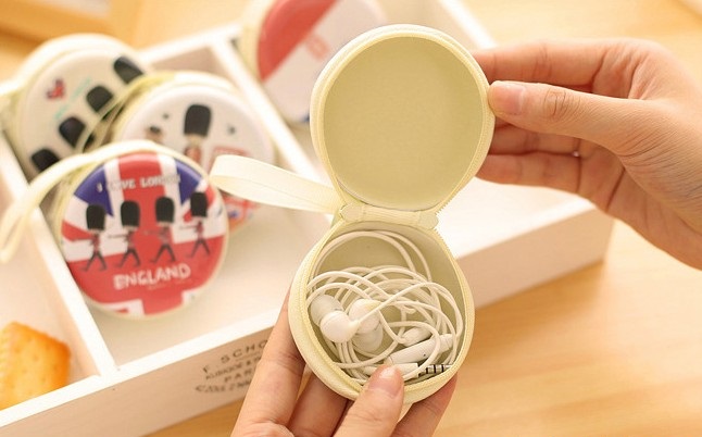 Combo 2 hộp thiếc tròn mini hoạt hình đựng tiền, tai nghe, cáp sạc - họa tiết ngẫu nhiên