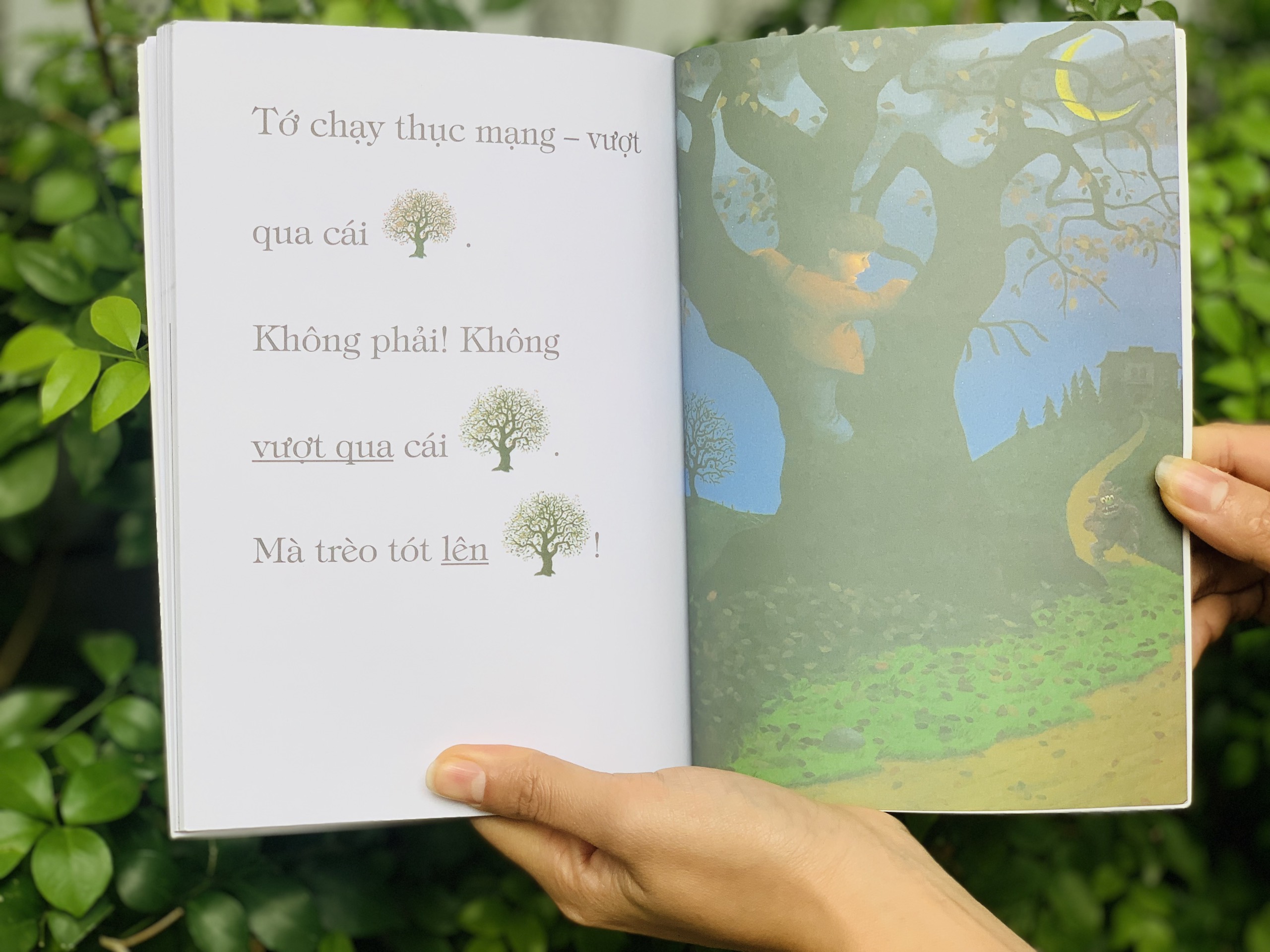 sách in a dark, dark house (all aboard reading) - truyện tiếng anh cho bé từ 2 tuổi, tặng kèm file nghe học tập hiệu quả 6